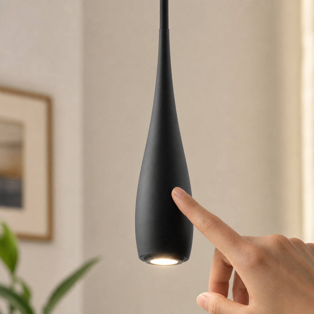 Mão tocando o corpo do pendente LED preto para acionamento por toque