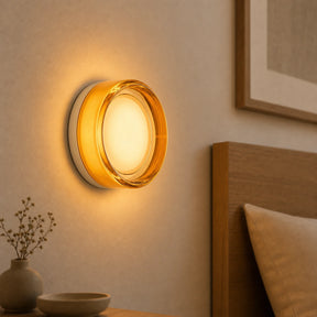 Luminária redonda Âmbar instalada em ambiente interno
