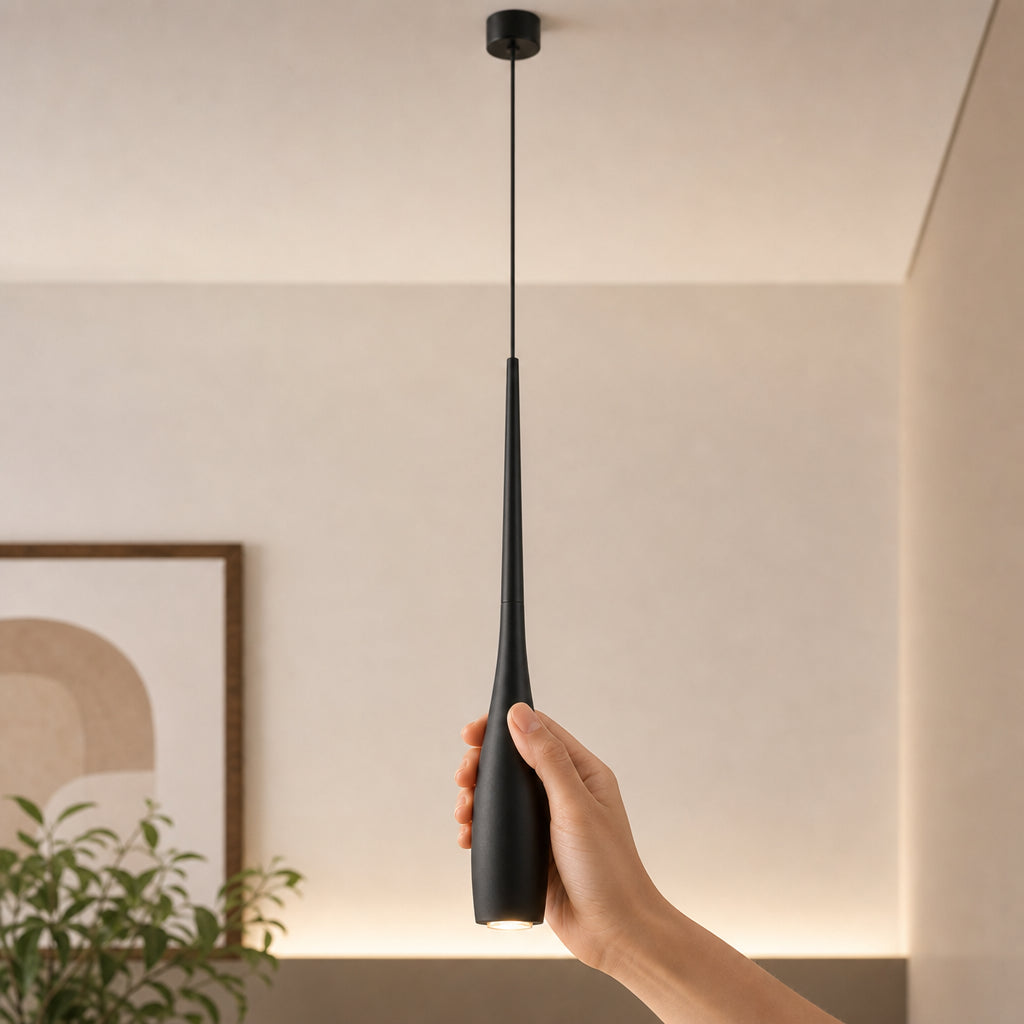 Mão ajustando manualmente a altura do Pendente LED Touch Retrátil Slim preto