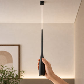Mão ajustando manualmente a altura do Pendente LED Touch Retrátil Slim preto