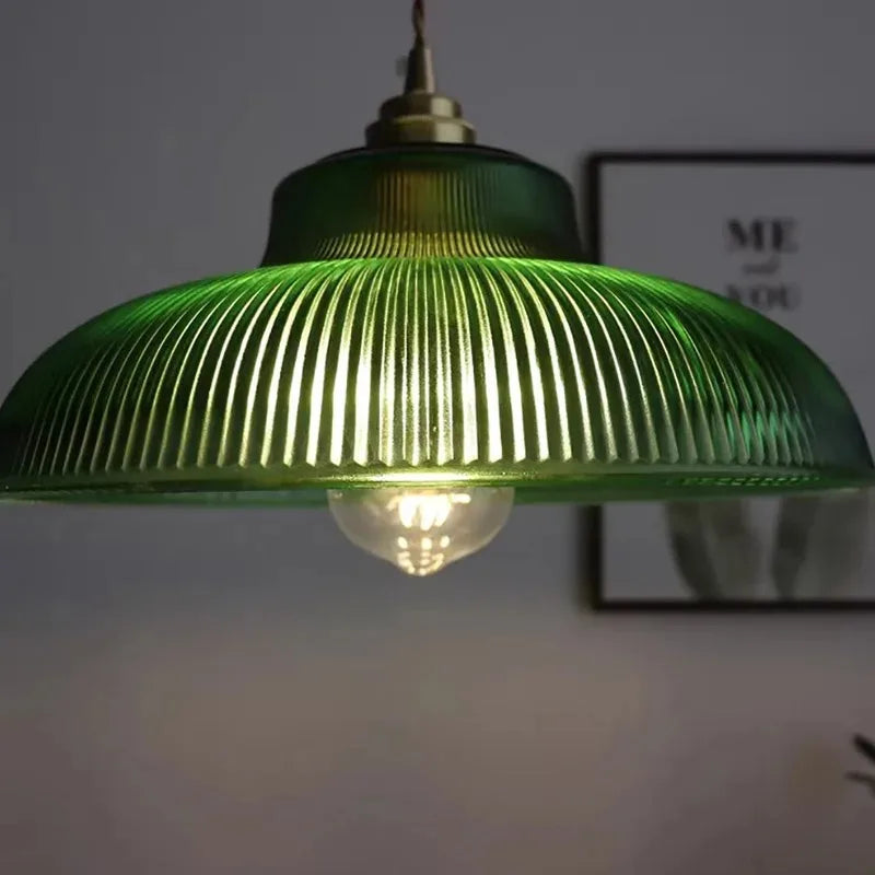 Pendente Nórdico de Vidro instalado em sala de estar moderna