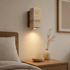 Arandela travertino retangular instalada em quarto com luz decorativa