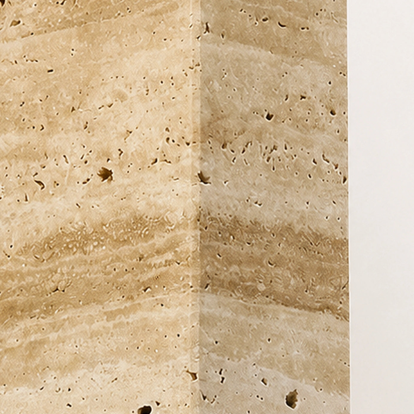 Detalhe da textura em travertino da arandela de parede