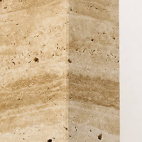 Detalhe da textura em travertino da arandela de parede