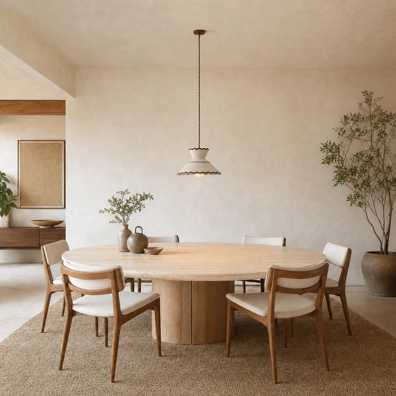 Luminária pendente Branca Escalonada instalada sobre mesa de jantar