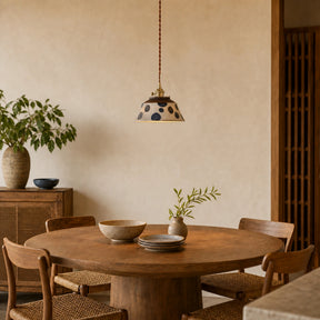 Luminária pendente Círculos Índigo instalada sobre mesa de jantar
