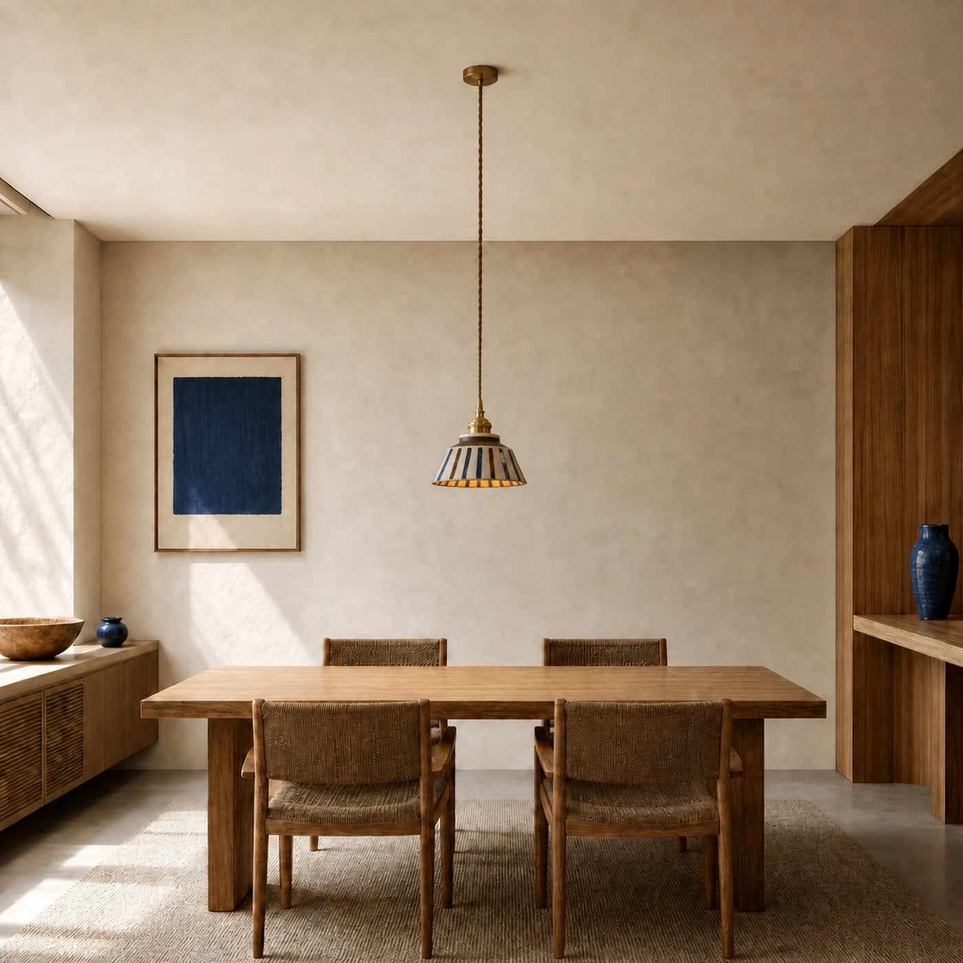Luminária pendente Listrada instalada sobre mesa de jantar