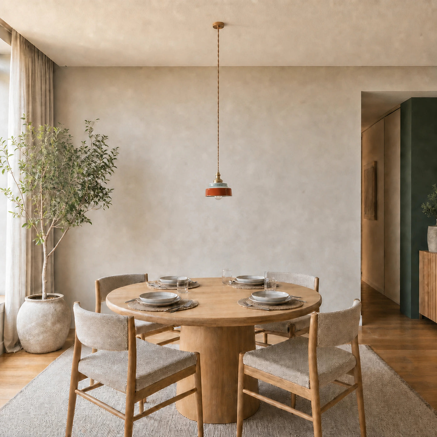 Luminária pendente Terracota instalada sobre mesa de jantar