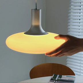 Luminária pendente em disco opalino em referência visual de escala humana