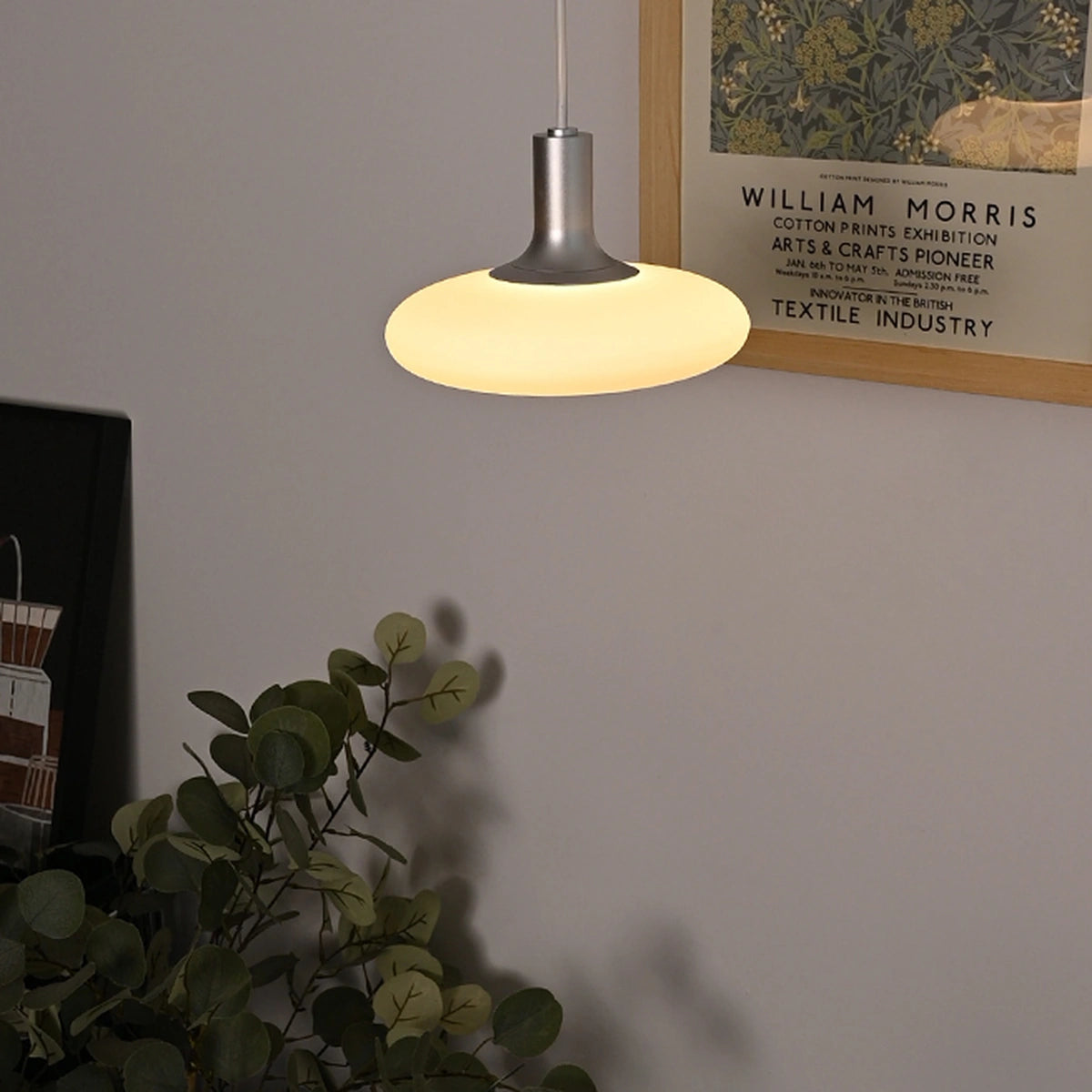 Aplicação decorativa da luminária pendente em disco opalino