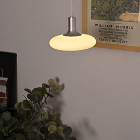 Aplicação decorativa da luminária pendente em disco opalino