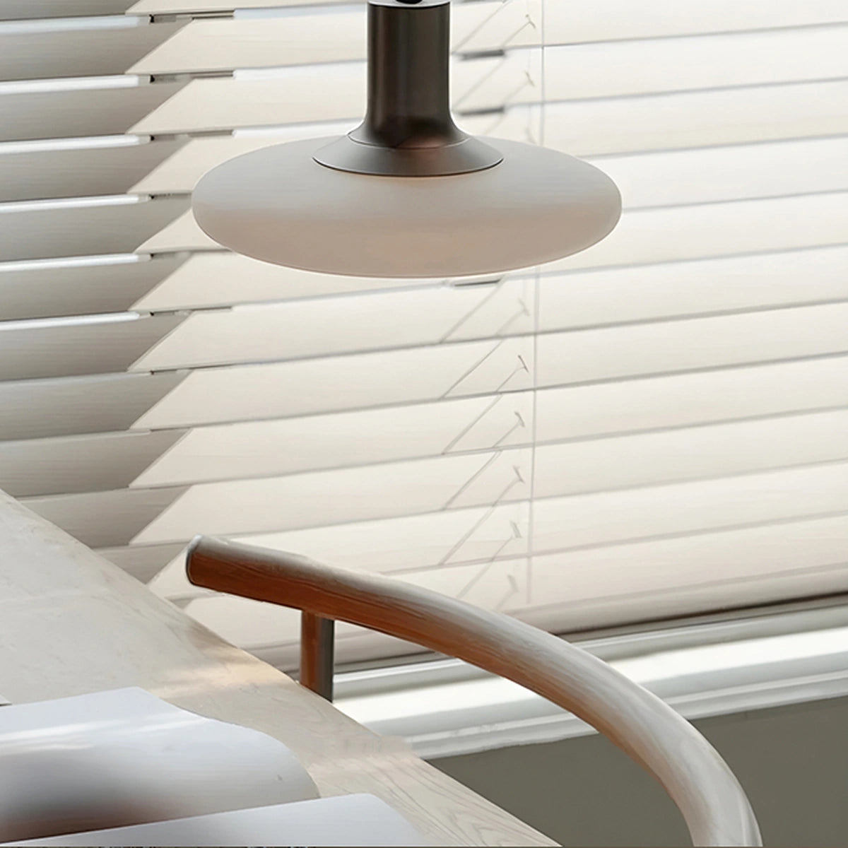 Acabamento branco opalino e detalhe prateado da luminária em luz natural