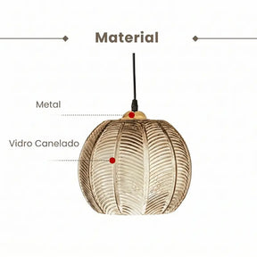 Infográfico com materiais da luminária pendente SmartLuz: cúpula em vidro canelado âmbar e base em metal dourado