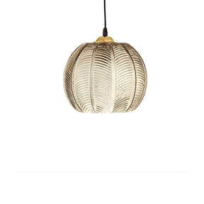 Cúpula esférica de vidro canelado âmbar com textura de folhas e base dourada, fundo branco