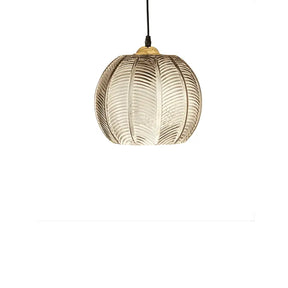 Luminária pendente esférica de vidro canelado âmbar com cabo preto e acabamento dourado em fundo branco