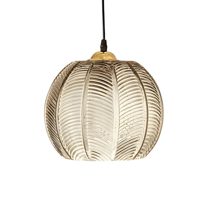 Luminária pendente de vidro canelado âmbar com acabamento dourado, vista frontal em fundo branco