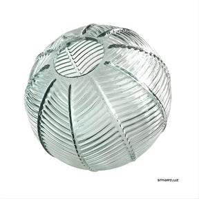 Cúpula esférica de vidro canelado verde com textura de folhas e base dourada, fundo branco