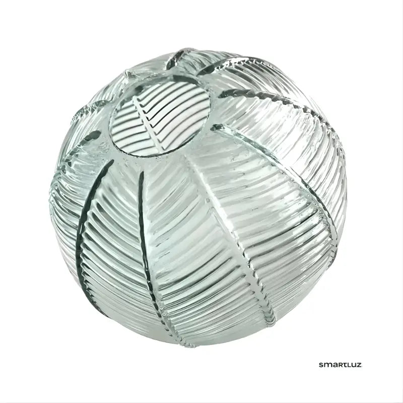 Cúpula esférica de vidro canelado verde com textura de folhas e base dourada, fundo branco
