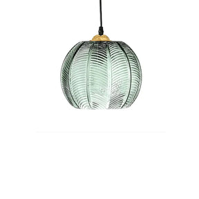 Luminária pendente esférica de vidro canelado verde com cabo preto e acabamento dourado em fundo branco