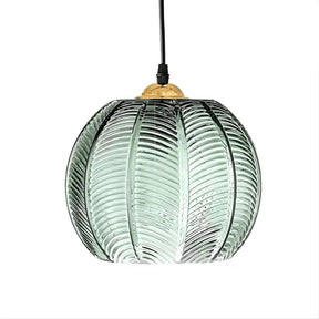 Luminária pendente de vidro canelado verde com acabamento dourado, vista frontal em fundo branco