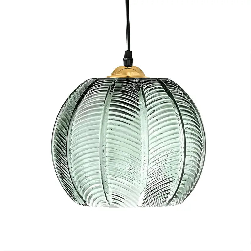 Luminária pendente de vidro canelado verde com acabamento dourado, vista frontal em fundo branco