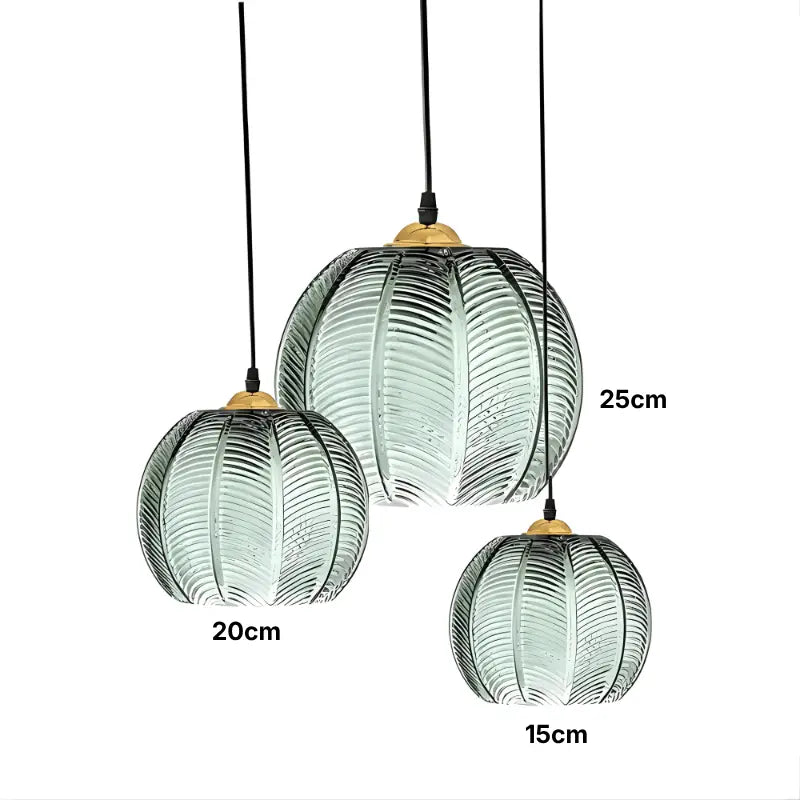 Comparativo de tamanhos da luminária pendente de vidro canelado verde: 15cm, 20cm e 25cm de diâmetro