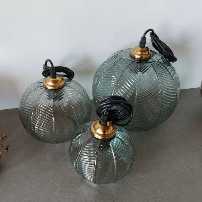 Comparativo real dos três tamanhos da luminária pendente vidro canelado verde — 15cm, 20cm e 25cm