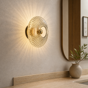 Arandela Vidro Colors âmbar instalada em lavabo com luz radial