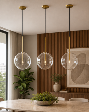 Três pendentes de vidro Milano em sala de jantar contemporânea