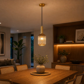 Luminária pendente Colors 13cm em sala de jantar aconchegante