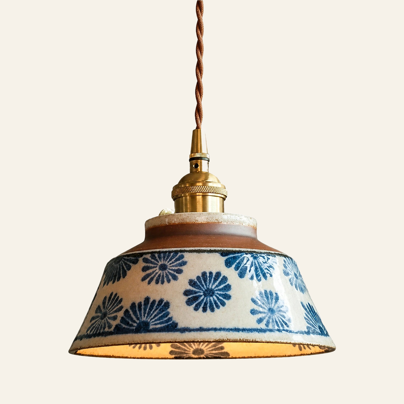Luminária pendente de cerâmica estampada Floral Azul 18 cm em fundo off-white